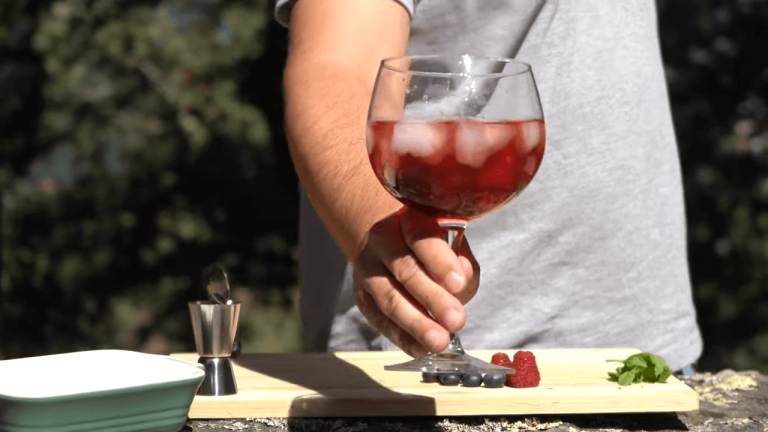 Veja como preparar um Cocktail com Vinho do Porto Rosé e frutos silvestres