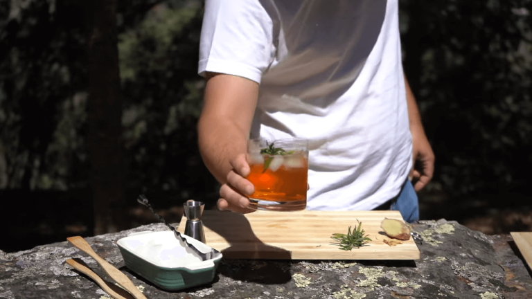 Veja como preparar um cocktail Rosemary com Vinho do Porto